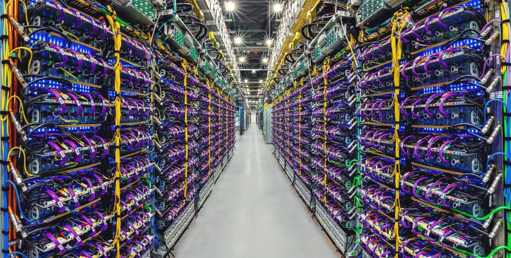Google 数据中心内排列着的 Cloud TPU v5p AI 加速超级计算机。