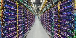 Google 数据中心内排列着的 Cloud TPU v5p AI 加速超级计算机。