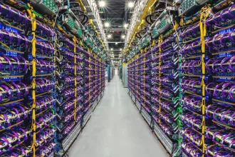 Google 数据中心内排列着的 Cloud TPU v5p AI 加速超级计算机。