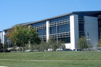 SGI 的前总部大楼，后成为 Googleplex 的风景。照片由 Coolcaesar 提供，来源于英文维基百科