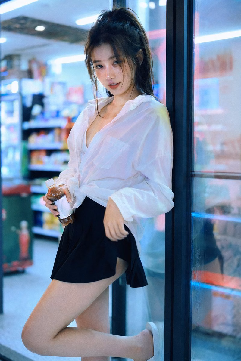 [AI生图咒语] 例305 – 深夜便利店里的性感霓虹少女