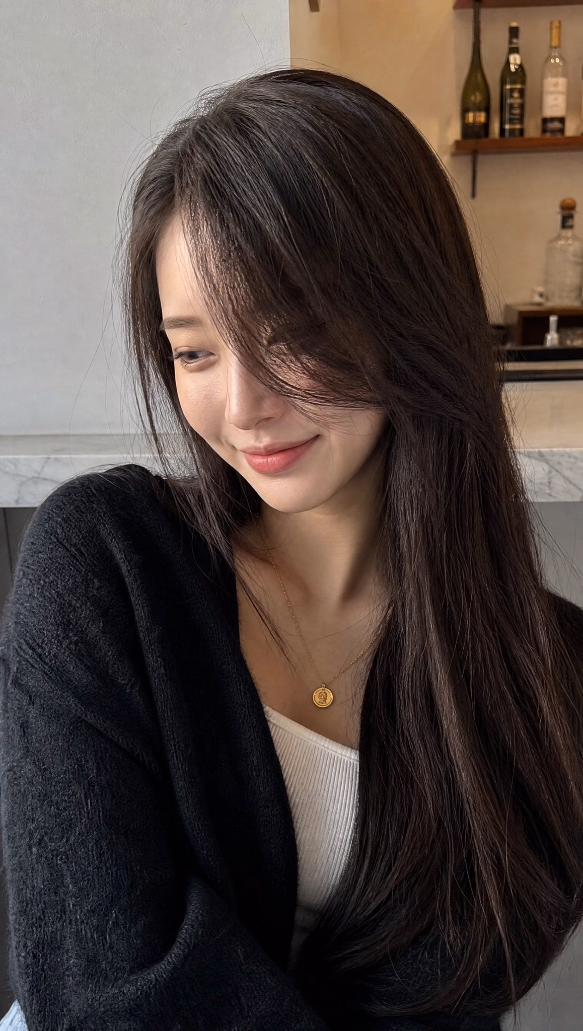 [AI生图咒语] 室内柔光侧颜东亚美女写实人像