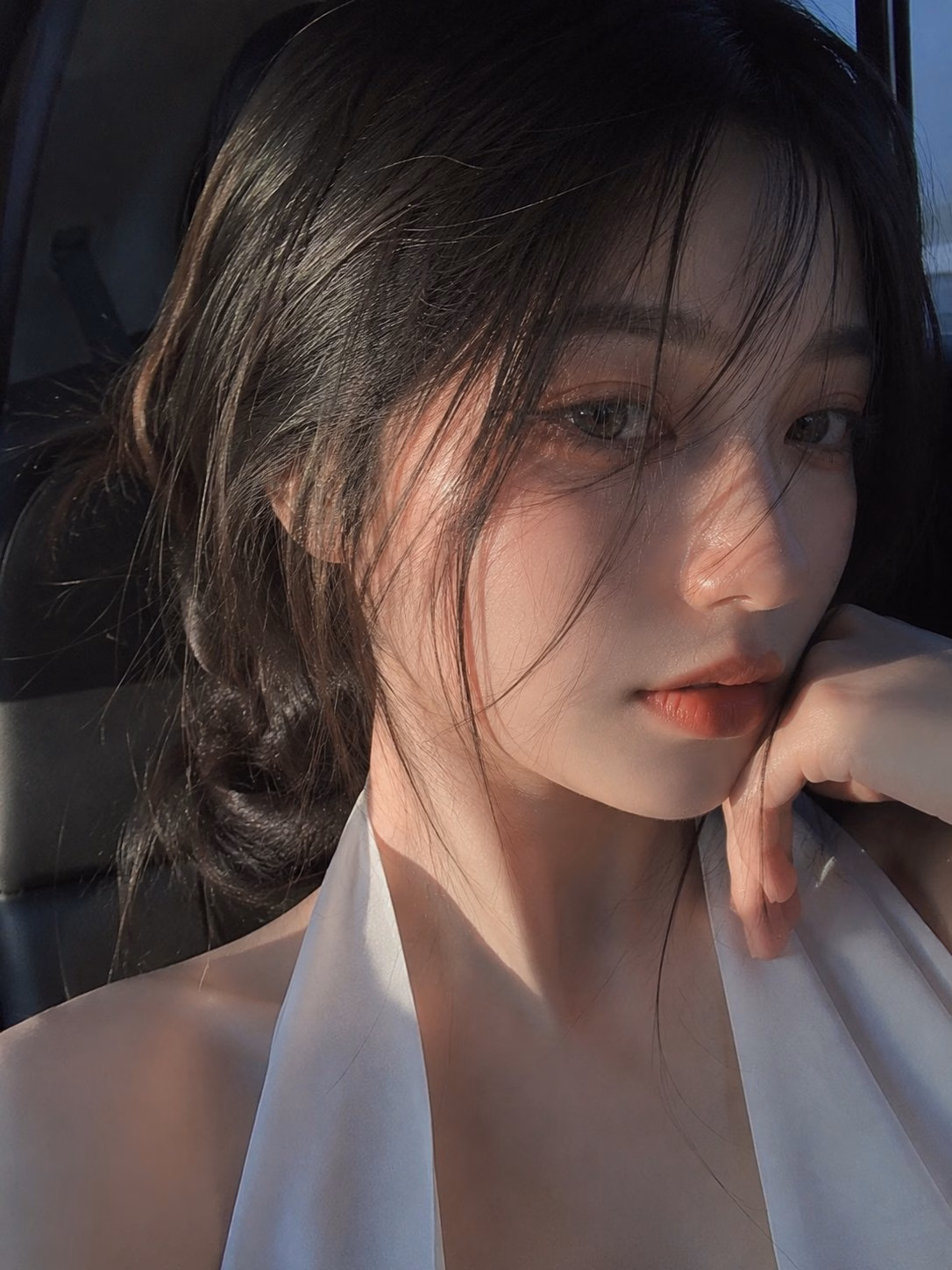 [AI生图咒语] 超写实手机摄影质感东亚女性特写